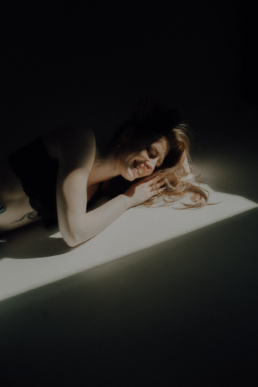 Bytom, Gliwice, Jastrzębie, Katowice, Pawłowice, Racibórz, Ruda Śląska, Rybnik, Wodzisław, aesthetic, minimalizm, sensual, sesja kobieca, studio, zmysłowa, Śląsk, światło naturalne, Żory