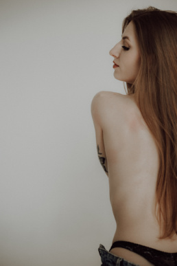 Bytom, Gliwice, Jastrzębie, Katowice, Pawłowice, Racibórz, Ruda Śląska, Rybnik, Wodzisław, aesthetic, minimalizm, sensual, sesja kobieca, studio, zmysłowa, Śląsk, światło naturalne, Żory
