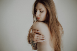 Bytom, Gliwice, Jastrzębie, Katowice, Pawłowice, Racibórz, Ruda Śląska, Rybnik, Wodzisław, aesthetic, minimalizm, sensual, sesja kobieca, studio, zmysłowa, Śląsk, światło naturalne, Żory