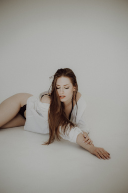 Bytom, Gliwice, Jastrzębie, Katowice, Pawłowice, Racibórz, Ruda Śląska, Rybnik, Wodzisław, aesthetic, minimalizm, sensual, sesja kobieca, studio, zmysłowa, Śląsk, światło naturalne, Żory