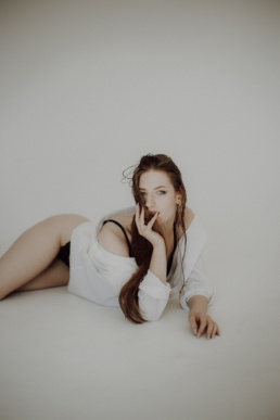 Bytom, Gliwice, Jastrzębie, Katowice, Pawłowice, Racibórz, Ruda Śląska, Rybnik, Wodzisław, aesthetic, minimalizm, sensual, sesja kobieca, studio, zmysłowa, Śląsk, światło naturalne, Żory