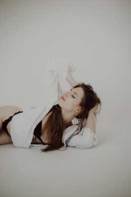 Bytom, Gliwice, Jastrzębie, Katowice, Pawłowice, Racibórz, Ruda Śląska, Rybnik, Wodzisław, aesthetic, minimalizm, sensual, sesja kobieca, studio, zmysłowa, Śląsk, światło naturalne, Żory