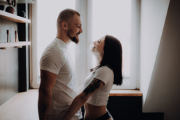 Bytom, Cieszyn, Gliwice, Jankowice, Jastrzębie, Katowice, Pawłowice, Pszczyna, Racibórz, Rybnik, Wodzisław, aesthetic, bliskość, ciepło, czułość, delikatne światło, delikatność, dotkliwość, dotyk, emocje, gesty, harmonia, intymna sesja pary, intymne chwile, intymność, magia, miłość, namiętność, naturalna, nostalgia, portretowa, pożądanie, przytulenie, romantyzm, sensualna, serce, sesja pary, sesja zdjęciowa, spojrzenie, subtelność, szczerość, uczucie, więź, zakochani, zaufanie, zauroczenie, zmysłowa, zmysłowość, zmysłowy kontakt, złączenie, Śląsk, Świerklany, Żory