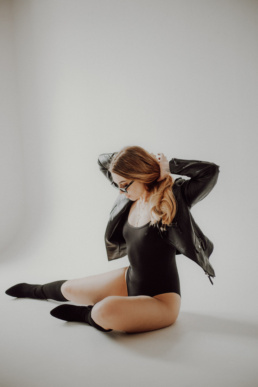 Bytom, Gliwice, Jastrzębie, Katowice, Pawłowice, Racibórz, Ruda Śląska, Rybnik, Wodzisław, aesthetic, minimalizm, sensual, sesja kobieca, studio, zmysłowa, Śląsk, światło naturalne, Żory