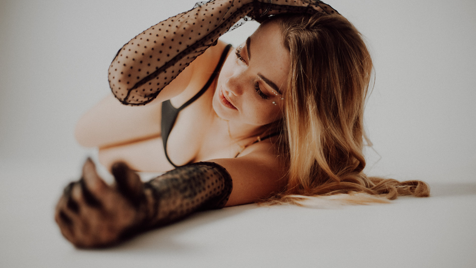 Bytom, Gliwice, Jastrzębie, Katowice, Pawłowice, Racibórz, Ruda Śląska, Rybnik, Wodzisław, aesthetic, minimalizm, sensual, sesja kobieca, studio, zmysłowa, Śląsk, światło naturalne, Żory