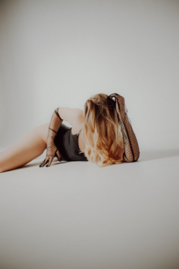 Bytom, Gliwice, Jastrzębie, Katowice, Pawłowice, Racibórz, Ruda Śląska, Rybnik, Wodzisław, aesthetic, minimalizm, sensual, sesja kobieca, studio, zmysłowa, Śląsk, światło naturalne, Żory