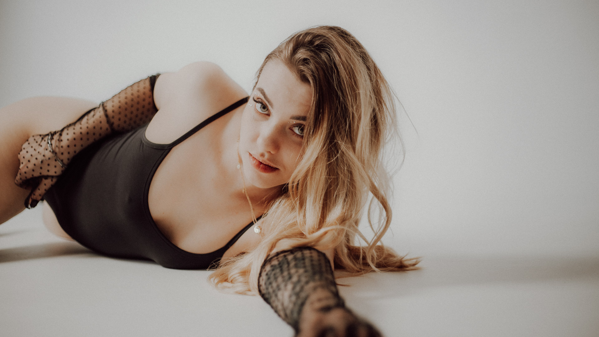 Bytom, Gliwice, Jastrzębie, Katowice, Pawłowice, Racibórz, Ruda Śląska, Rybnik, Wodzisław, aesthetic, minimalizm, sensual, sesja kobieca, studio, zmysłowa, Śląsk, światło naturalne, Żory