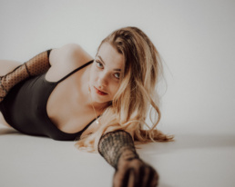 Bytom, Gliwice, Jastrzębie, Katowice, Pawłowice, Racibórz, Ruda Śląska, Rybnik, Wodzisław, aesthetic, minimalizm, sensual, sesja kobieca, studio, zmysłowa, Śląsk, światło naturalne, Żory