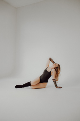 Bytom, Gliwice, Jastrzębie, Katowice, Pawłowice, Racibórz, Ruda Śląska, Rybnik, Wodzisław, aesthetic, minimalizm, sensual, sesja kobieca, studio, zmysłowa, Śląsk, światło naturalne, Żory