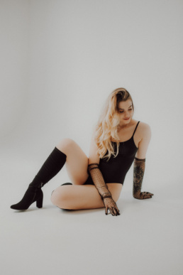 Bytom, Gliwice, Jastrzębie, Katowice, Pawłowice, Racibórz, Ruda Śląska, Rybnik, Wodzisław, aesthetic, minimalizm, sensual, sesja kobieca, studio, zmysłowa, Śląsk, światło naturalne, Żory