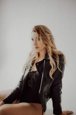 Bytom, Gliwice, Jastrzębie, Katowice, Pawłowice, Racibórz, Ruda Śląska, Rybnik, Wodzisław, aesthetic, minimalizm, sensual, sesja kobieca, studio, zmysłowa, Śląsk, światło naturalne, Żory