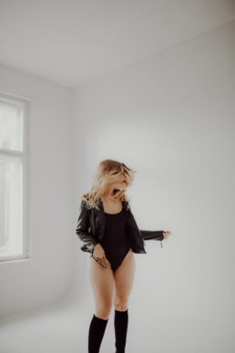 Bytom, Gliwice, Jastrzębie, Katowice, Pawłowice, Racibórz, Ruda Śląska, Rybnik, Wodzisław, aesthetic, minimalizm, sensual, sesja kobieca, studio, zmysłowa, Śląsk, światło naturalne, Żory