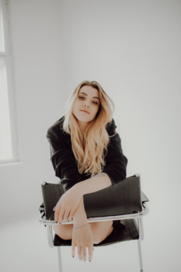 Bytom, Gliwice, Jastrzębie, Katowice, Pawłowice, Racibórz, Ruda Śląska, Rybnik, Wodzisław, aesthetic, minimalizm, sensual, sesja kobieca, studio, zmysłowa, Śląsk, światło naturalne, Żory