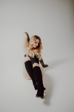 Bytom, Gliwice, Jastrzębie, Katowice, Pawłowice, Racibórz, Ruda Śląska, Rybnik, Wodzisław, aesthetic, minimalizm, sensual, sesja kobieca, studio, zmysłowa, Śląsk, światło naturalne, Żory