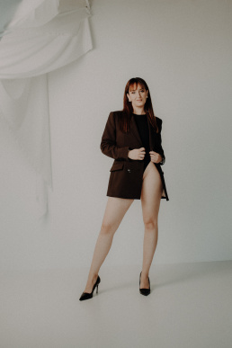 Bytom, Gliwice, Jastrzębie, Katowice, Rybnik, Wodzisław, aesthetic, buduarowa, fotograf, fotografia kobieca, jasne studio, minimalizm, sensual, sesja kobieca Żory, sesja zdjęciowa, voucher na sesję zdjęciową, Śląsk, światło naturalne