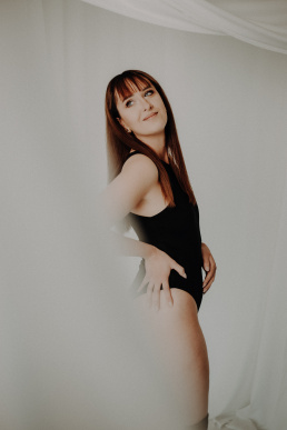 Bytom, Gliwice, Jastrzębie, Katowice, Rybnik, Wodzisław, aesthetic, buduarowa, fotograf, fotografia kobieca, jasne studio, minimalizm, sensual, sesja kobieca Żory, sesja zdjęciowa, voucher na sesję zdjęciową, Śląsk, światło naturalne