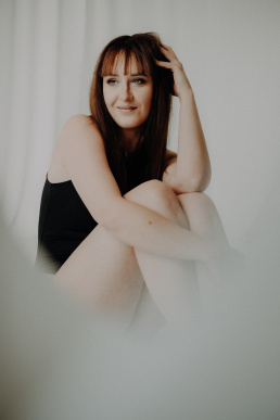 Bytom, Gliwice, Jastrzębie, Katowice, Rybnik, Wodzisław, aesthetic, buduarowa, fotograf, fotografia kobieca, jasne studio, minimalizm, sensual, sesja kobieca Żory, sesja zdjęciowa, voucher na sesję zdjęciową, Śląsk, światło naturalne