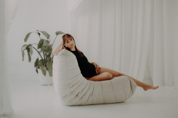 Bytom, Gliwice, Jastrzębie, Katowice, Rybnik, Wodzisław, aesthetic, buduarowa, fotograf, fotografia kobieca, jasne studio, minimalizm, sensual, sesja kobieca Żory, sesja zdjęciowa, voucher na sesję zdjęciową, Śląsk, światło naturalne