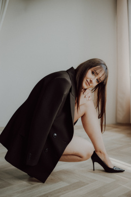 Bytom, Gliwice, Jastrzębie, Katowice, Rybnik, Wodzisław, aesthetic, buduarowa, fotograf, fotografia kobieca, jasne studio, minimalizm, sensual, sesja kobieca Żory, sesja zdjęciowa, voucher na sesję zdjęciową, Śląsk, światło naturalne