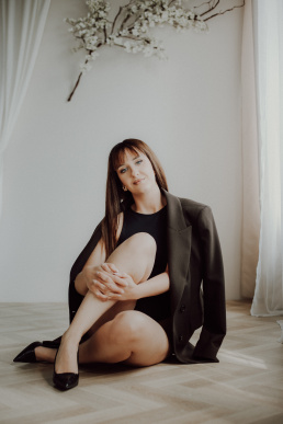 Bytom, Gliwice, Jastrzębie, Katowice, Rybnik, Wodzisław, aesthetic, buduarowa, fotograf, fotografia kobieca, jasne studio, minimalizm, sensual, sesja kobieca Żory, sesja zdjęciowa, voucher na sesję zdjęciową, Śląsk, światło naturalne