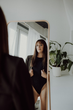 Bytom, Gliwice, Jastrzębie, Katowice, Rybnik, Wodzisław, aesthetic, buduarowa, fotograf, fotografia kobieca, jasne studio, minimalizm, sensual, sesja kobieca Żory, sesja zdjęciowa, voucher na sesję zdjęciową, Śląsk, światło naturalne