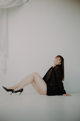 Bytom, Gliwice, Jastrzębie, Katowice, Rybnik, Wodzisław, aesthetic, buduarowa, fotograf, fotografia kobieca, jasne studio, minimalizm, sensual, sesja kobieca Żory, sesja zdjęciowa, voucher na sesję zdjęciową, Śląsk, światło naturalne