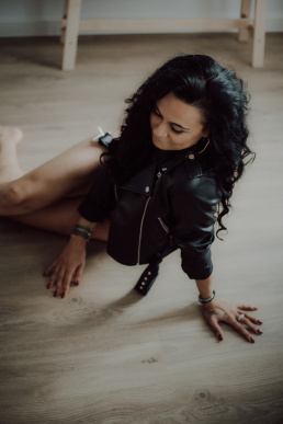 Bytom, Gliwice, Jastrzębie, Katowice, Pszczyna, Rybnik, Wodzisław, Zabrze, aesthetic, fotografia kobieca, jasne studio, minimalizm, red dress studio, sensual, sensualna, sesja buduarowa, sesja kobieca, sesja kobieca żory, sesja w studio Żory, voucher na sesję kobiecą, voucher na sesję zdjęciową, zmysłowa sesja, Śląsk, światło naturalne, Żory