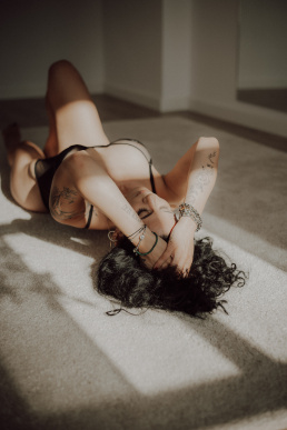 Bytom, Gliwice, Jastrzębie, Katowice, Pszczyna, Rybnik, Wodzisław, Zabrze, aesthetic, fotografia kobieca, jasne studio, minimalizm, red dress studio, sensual, sensualna, sesja buduarowa, sesja kobieca, sesja kobieca żory, sesja w studio Żory, voucher na sesję kobiecą, voucher na sesję zdjęciową, zmysłowa sesja, Śląsk, światło naturalne, Żory