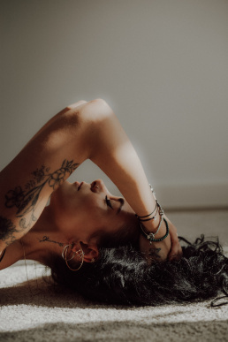 Bytom, Gliwice, Jastrzębie, Katowice, Pszczyna, Rybnik, Wodzisław, Zabrze, aesthetic, fotografia kobieca, jasne studio, minimalizm, red dress studio, sensual, sensualna, sesja buduarowa, sesja kobieca, sesja kobieca żory, sesja w studio Żory, voucher na sesję kobiecą, voucher na sesję zdjęciową, zmysłowa sesja, Śląsk, światło naturalne, Żory