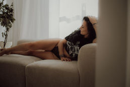 Bytom, Gliwice, Jastrzębie, Katowice, Pszczyna, Rybnik, Wodzisław, Zabrze, aesthetic, fotografia kobieca, jasne studio, minimalizm, red dress studio, sensual, sensualna, sesja buduarowa, sesja kobieca, sesja kobieca żory, sesja w studio Żory, voucher na sesję kobiecą, voucher na sesję zdjęciową, zmysłowa sesja, Śląsk, światło naturalne, Żory