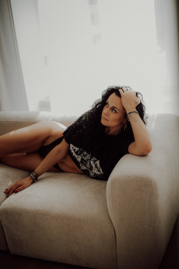 Bytom, Gliwice, Jastrzębie, Katowice, Pszczyna, Rybnik, Wodzisław, Zabrze, aesthetic, fotografia kobieca, jasne studio, minimalizm, red dress studio, sensual, sensualna, sesja buduarowa, sesja kobieca, sesja kobieca żory, sesja w studio Żory, voucher na sesję kobiecą, voucher na sesję zdjęciową, zmysłowa sesja, Śląsk, światło naturalne, Żory