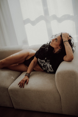 Bytom, Gliwice, Jastrzębie, Katowice, Pszczyna, Rybnik, Wodzisław, Zabrze, aesthetic, fotografia kobieca, jasne studio, minimalizm, red dress studio, sensual, sensualna, sesja buduarowa, sesja kobieca, sesja kobieca żory, sesja w studio Żory, voucher na sesję kobiecą, voucher na sesję zdjęciową, zmysłowa sesja, Śląsk, światło naturalne, Żory