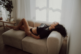 Bytom, Gliwice, Jastrzębie, Katowice, Pszczyna, Rybnik, Wodzisław, Zabrze, aesthetic, fotografia kobieca, jasne studio, minimalizm, red dress studio, sensual, sensualna, sesja buduarowa, sesja kobieca, sesja kobieca żory, sesja w studio Żory, voucher na sesję kobiecą, voucher na sesję zdjęciową, zmysłowa sesja, Śląsk, światło naturalne, Żory