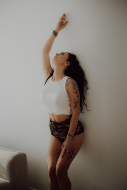 Bytom, Gliwice, Jastrzębie, Katowice, Pszczyna, Rybnik, Wodzisław, Zabrze, aesthetic, fotografia kobieca, jasne studio, minimalizm, red dress studio, sensual, sensualna, sesja buduarowa, sesja kobieca, sesja kobieca żory, sesja w studio Żory, voucher na sesję kobiecą, voucher na sesję zdjęciową, zmysłowa sesja, Śląsk, światło naturalne, Żory