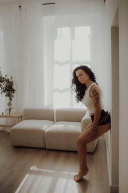 Bytom, Gliwice, Jastrzębie, Katowice, Pszczyna, Rybnik, Wodzisław, Zabrze, aesthetic, fotografia kobieca, jasne studio, minimalizm, red dress studio, sensual, sensualna, sesja buduarowa, sesja kobieca, sesja kobieca żory, sesja w studio Żory, voucher na sesję kobiecą, voucher na sesję zdjęciową, zmysłowa sesja, Śląsk, światło naturalne, Żory