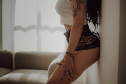 Bytom, Gliwice, Jastrzębie, Katowice, Pszczyna, Rybnik, Wodzisław, Zabrze, aesthetic, fotografia kobieca, jasne studio, minimalizm, red dress studio, sensual, sensualna, sesja buduarowa, sesja kobieca, sesja kobieca żory, sesja w studio Żory, voucher na sesję kobiecą, voucher na sesję zdjęciową, zmysłowa sesja, Śląsk, światło naturalne, Żory