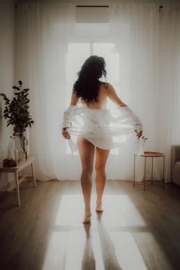 Bytom, Gliwice, Jastrzębie, Katowice, Pszczyna, Rybnik, Wodzisław, Zabrze, aesthetic, fotografia kobieca, jasne studio, minimalizm, red dress studio, sensual, sensualna, sesja buduarowa, sesja kobieca, sesja kobieca żory, sesja w studio Żory, voucher na sesję kobiecą, voucher na sesję zdjęciową, zmysłowa sesja, Śląsk, światło naturalne, Żory