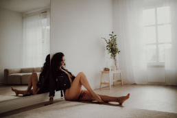 Bytom, Gliwice, Jastrzębie, Katowice, Pszczyna, Rybnik, Wodzisław, Zabrze, aesthetic, fotografia kobieca, jasne studio, minimalizm, red dress studio, sensual, sensualna, sesja buduarowa, sesja kobieca, sesja kobieca żory, sesja w studio Żory, voucher na sesję kobiecą, voucher na sesję zdjęciową, zmysłowa sesja, Śląsk, światło naturalne, Żory