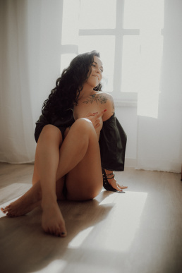 Bytom, Gliwice, Jastrzębie, Katowice, Pszczyna, Rybnik, Wodzisław, Zabrze, aesthetic, fotografia kobieca, jasne studio, minimalizm, red dress studio, sensual, sensualna, sesja buduarowa, sesja kobieca, sesja kobieca żory, sesja w studio Żory, voucher na sesję kobiecą, voucher na sesję zdjęciową, zmysłowa sesja, Śląsk, światło naturalne, Żory