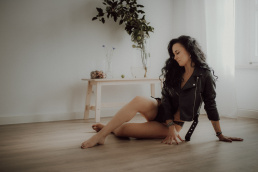 Bytom, Gliwice, Jastrzębie, Katowice, Pszczyna, Rybnik, Wodzisław, Zabrze, aesthetic, fotografia kobieca, jasne studio, minimalizm, red dress studio, sensual, sensualna, sesja buduarowa, sesja kobieca, sesja kobieca żory, sesja w studio Żory, voucher na sesję kobiecą, voucher na sesję zdjęciową, zmysłowa sesja, Śląsk, światło naturalne, Żory