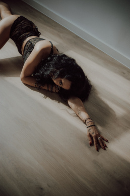 Bytom, Gliwice, Jastrzębie, Katowice, Pszczyna, Rybnik, Wodzisław, Zabrze, aesthetic, fotografia kobieca, jasne studio, minimalizm, red dress studio, sensual, sensualna, sesja buduarowa, sesja kobieca, sesja kobieca żory, sesja w studio Żory, voucher na sesję kobiecą, voucher na sesję zdjęciową, zmysłowa sesja, Śląsk, światło naturalne, Żory