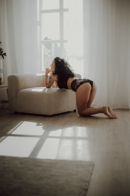Bytom, Gliwice, Jastrzębie, Katowice, Pszczyna, Rybnik, Wodzisław, Zabrze, aesthetic, fotografia kobieca, jasne studio, minimalizm, red dress studio, sensual, sensualna, sesja buduarowa, sesja kobieca, sesja kobieca żory, sesja w studio Żory, voucher na sesję kobiecą, voucher na sesję zdjęciową, zmysłowa sesja, Śląsk, światło naturalne, Żory