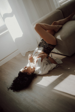 Bytom, Gliwice, Jastrzębie, Katowice, Pszczyna, Rybnik, Wodzisław, Zabrze, aesthetic, fotografia kobieca, jasne studio, minimalizm, red dress studio, sensual, sensualna, sesja buduarowa, sesja kobieca, sesja kobieca żory, sesja w studio Żory, voucher na sesję kobiecą, voucher na sesję zdjęciową, zmysłowa sesja, Śląsk, światło naturalne, Żory