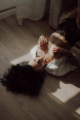 Bytom, Gliwice, Jastrzębie, Katowice, Pszczyna, Rybnik, Wodzisław, Zabrze, aesthetic, fotografia kobieca, jasne studio, minimalizm, red dress studio, sensual, sensualna, sesja buduarowa, sesja kobieca, sesja kobieca żory, sesja w studio Żory, voucher na sesję kobiecą, voucher na sesję zdjęciową, zmysłowa sesja, Śląsk, światło naturalne, Żory