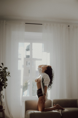 Bytom, Gliwice, Jastrzębie, Katowice, Pszczyna, Rybnik, Wodzisław, Zabrze, aesthetic, fotografia kobieca, jasne studio, minimalizm, red dress studio, sensual, sensualna, sesja buduarowa, sesja kobieca, sesja kobieca żory, sesja w studio Żory, voucher na sesję kobiecą, voucher na sesję zdjęciową, zmysłowa sesja, Śląsk, światło naturalne, Żory