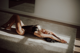 Bytom, Gliwice, Jastrzębie, Katowice, Pszczyna, Rybnik, Wodzisław, Zabrze, aesthetic, fotografia kobieca, jasne studio, minimalizm, red dress studio, sensual, sensualna, sesja buduarowa, sesja kobieca, sesja kobieca żory, sesja w studio Żory, voucher na sesję kobiecą, voucher na sesję zdjęciową, zmysłowa sesja, Śląsk, światło naturalne, Żory