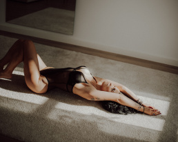 Bytom, Gliwice, Jastrzębie, Katowice, Pszczyna, Rybnik, Wodzisław, Zabrze, aesthetic, fotografia kobieca, jasne studio, minimalizm, red dress studio, sensual, sensualna, sesja buduarowa, sesja kobieca, sesja kobieca żory, sesja w studio Żory, voucher na sesję kobiecą, voucher na sesję zdjęciową, zmysłowa sesja, Śląsk, światło naturalne, Żory