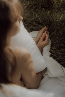 Bytom, Gliwice, Jastrzębie, Katowice, Rybnik, Wodzisław, Zabrze, fotograf śląsk, fotograf żory, fotografia kobieca, plener, pościel, red dress studio, sensual, sesja kobieca, sesja kobieca w plenerze, sesja sensualna, sesja w górach, sesja zdjęciowa, voucher na sesję kobiecą, zachód słońca, Śląsk, światło naturalne, Żory