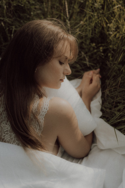 Bytom, Gliwice, Jastrzębie, Katowice, Rybnik, Wodzisław, Zabrze, fotograf śląsk, fotograf żory, fotografia kobieca, plener, pościel, red dress studio, sensual, sesja kobieca, sesja kobieca w plenerze, sesja sensualna, sesja w górach, sesja zdjęciowa, voucher na sesję kobiecą, zachód słońca, Śląsk, światło naturalne, Żory