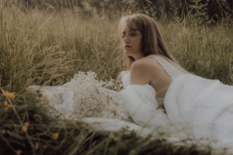 Bytom, Gliwice, Jastrzębie, Katowice, Rybnik, Wodzisław, Zabrze, fotograf śląsk, fotograf żory, fotografia kobieca, plener, pościel, red dress studio, sensual, sesja kobieca, sesja kobieca w plenerze, sesja sensualna, sesja w górach, sesja zdjęciowa, voucher na sesję kobiecą, zachód słońca, Śląsk, światło naturalne, Żory